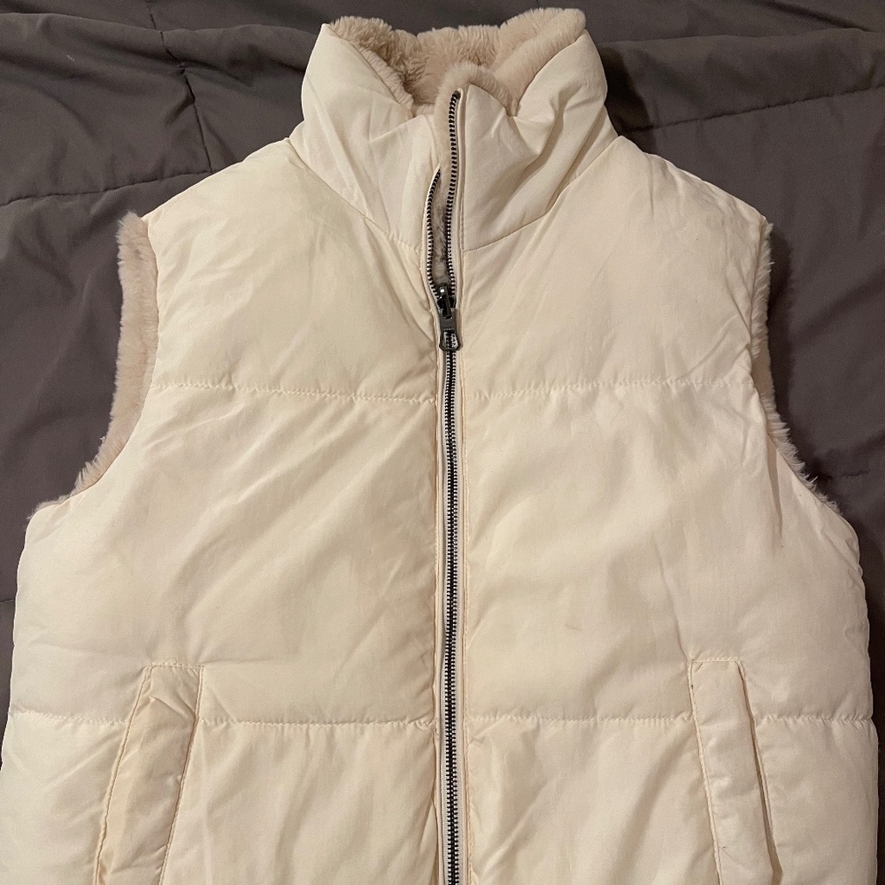 Bershka reversible puffer/fur vest (XS)